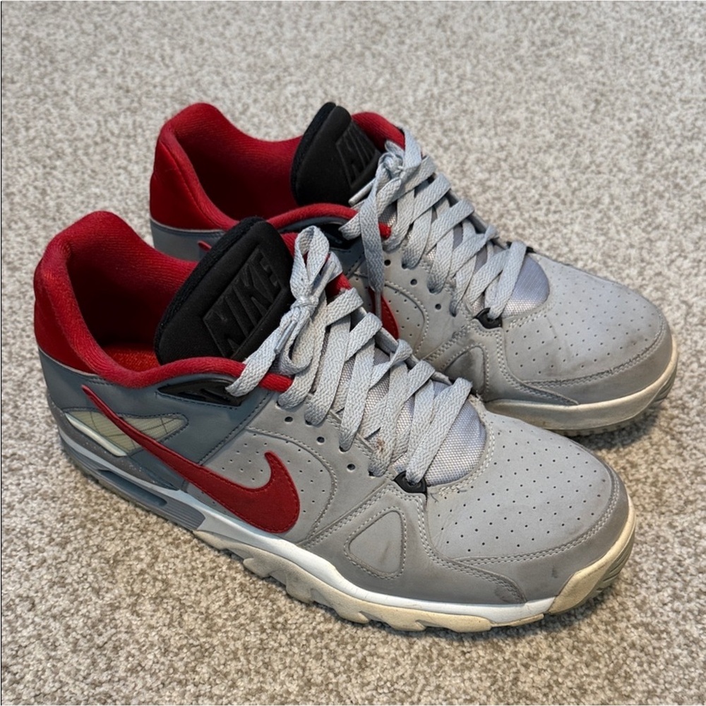 Nike Men's Sneakers in Gray with Red Accents